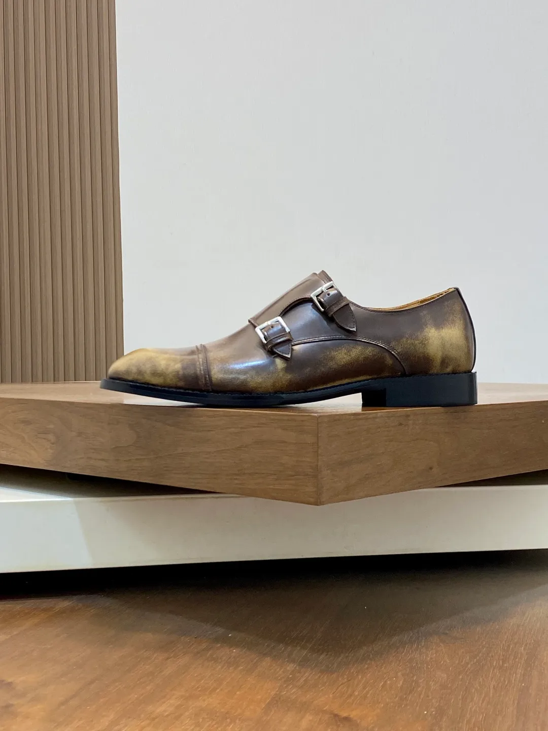 Men's shoes 💰780 HERMES/Hermès GAME slip-on loafers. These loafers are made of matte frosted calfskin. They are equipped with functional Kelly shoe buckles to easily create a fashionable urban style. They are equipped with genuine leather welts and lightweight grooved rubber foam outsole. They have genuine calfskin lining and silk-screen logo feet. They are slip-on design. They are novel and fashionable, with a handsome upper. Comes with a dust bag in the original box! Size: 39-40-41-42-43-44 standard leather shoe size (38/45 can be customized but does not support returns)